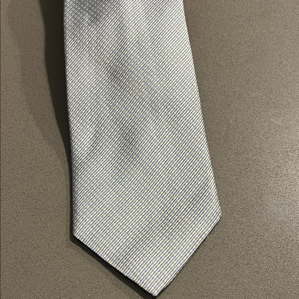 Brooks Brothers 100% silk tie light blue and light yellow pattern